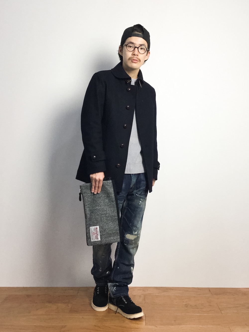 「ブーツ、クラッチバッグ、キャップ後ろかぶり、キャップ×メガネ、ショールカラーコート」｜「HARRIS TWEEDの∴WEGO/HarrisTweedクラッチバッグ（クラッチバッグ、ブラック系）」を使った、ナカニシアキラさん（メンズ・172cm）の秋コーディネートの1枚目の写真