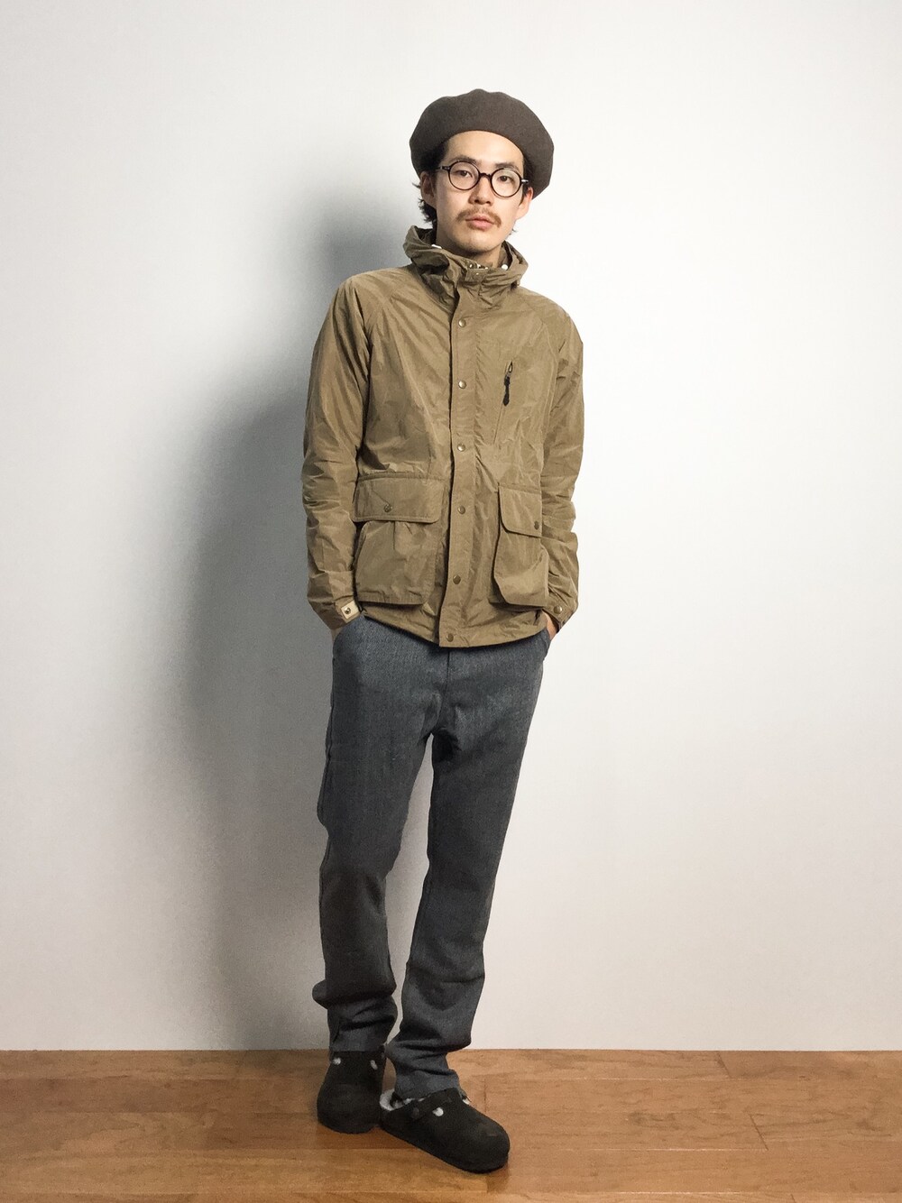 「ブルゾン、ベレー帽、ツイードパンツ、ビルケンシュトック、birkenstock、フードブルゾン」｜「unrelaxingのウールベレー帽 UR-51（ハンチング/ベレー帽、ブラウン系）」を使った、ナカニシアキラさん（メンズ・172cm）の秋コーディネートの1枚目の写真