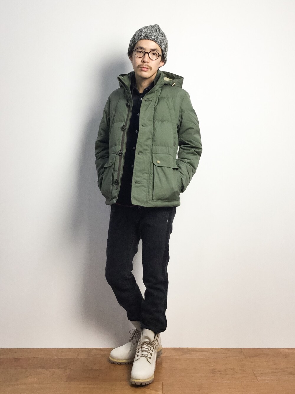 「ダウンジャケット、ブーツ、ティンバーランド、Timberland、グレーニット帽」｜「MANASTASHのMANASTASH/マナスタッシュ　MANASTASH CUFF BEANIE　(617)（ニットキャップ/ビーニー、ブラック系）」を使った、ナカニシアキラさん（メンズ・172cm）の秋コーディネートの1枚目の写真