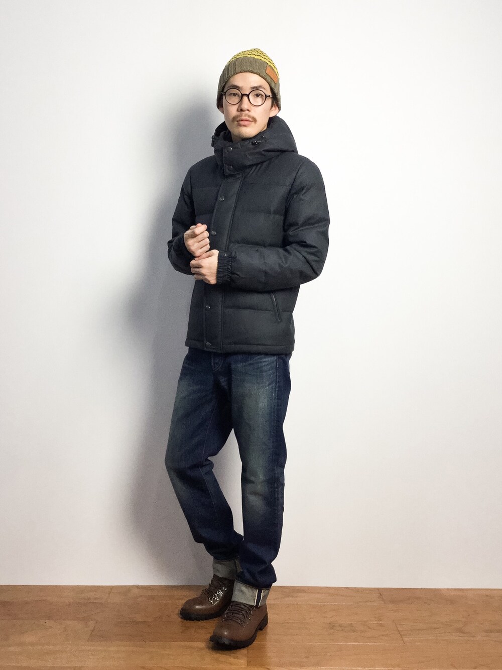 「ダウンジャケット、ブーツ」｜「Johnbullのストレートデニムパンツ（デニムパンツ、ブルー系）」を使った、ナカニシアキラさん（メンズ・172cm）の秋コーディネートの1枚目の写真
