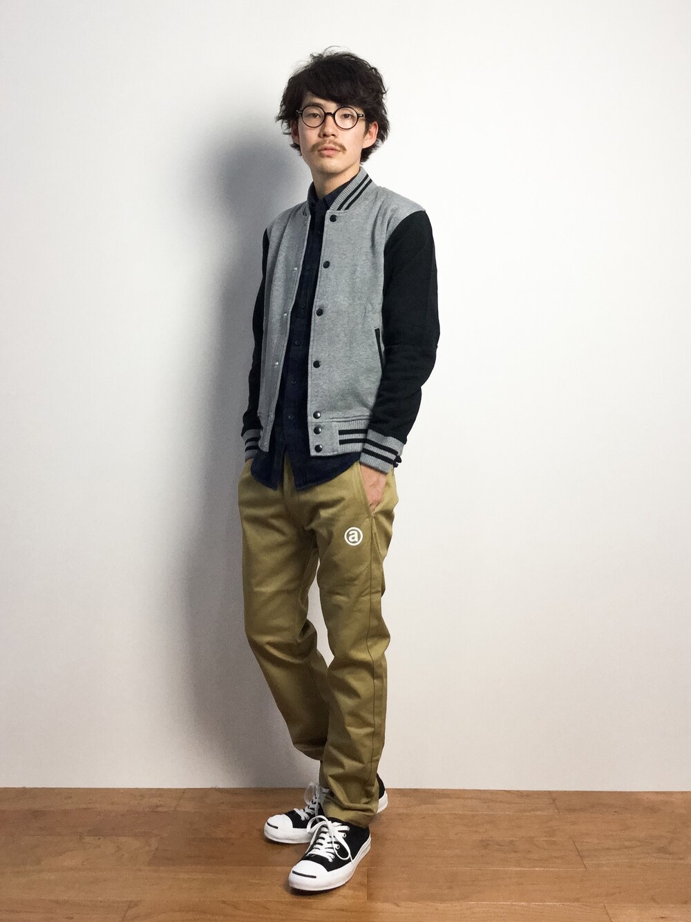 「スタジャン、チノパン、ベージュのチノパン、ベージュパンツ、スウェットスタジャン」｜「AAPE BY A BATHING APEのAAPE Reg. Fit Chino（チノパンツ、ベージュ系）」を使った、ナカニシアキラさん（メンズ・172cm）の秋コーディネートの1枚目の写真