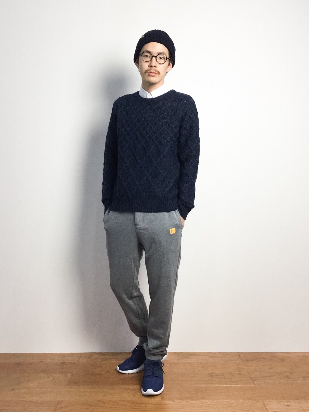 「スウェットパンツ、リブパンツ、ネイビー、ケーブルニット、シャツ×ニット、ネイビーニット、ネイビーのニット」｜「NANO universeの別注Standard knit CAP（ニットキャップ/ビーニー、ブルー系）」を使った、ナカニシアキラさん（メンズ・172cm）の秋コーディネートの1枚目の写真
