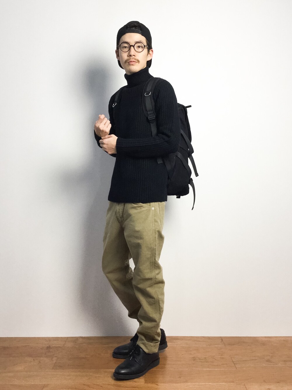 「タートルネック、革靴、タートルネックニット、黒リュック、黒タートルネック」｜「HARRIS TWEEDの∴WEGO/HarrisTweed キャップ（キャップ、ブラック系）」を使った、ナカニシアキラさん（メンズ・172cm）の秋コーディネートの1枚目の写真