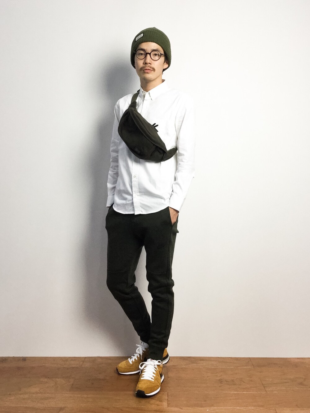 「白シャツ、リブパンツ、カーキ、ナイキスニーカー、ボディバッグ、テックフリース、カーキのニット帽」｜「STUSSYの＜STUSSY Livin' GENERAL STORE＞ 38 Knit Cap/ニットキャップ（ニットキャップ/ビーニー、グリーン系）」を使った、ナカニシアキラさん（メンズ・172cm）の秋コーディネートの1枚目の写真