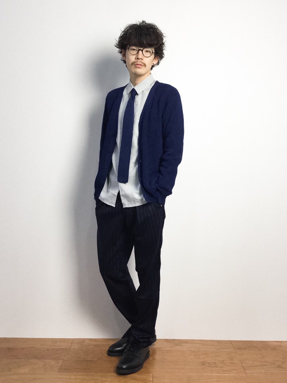 「カーディガン、ストライプパンツ、カーデ、ネクタイ、ネイビーカーディガン」｜「green label relaxingのELAN CANONICO 2TUCK パンツ（その他パンツ、ブルー系）」を使った、ナカニシアキラさん（メンズ・172cm）の秋コーディネートの1枚目の写真