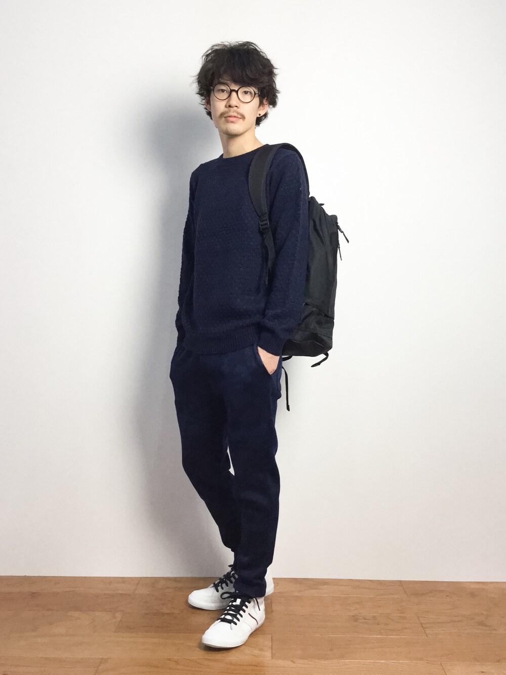 「ハイカットスニーカー、黒リュック、ネイビーニット、ネイビーのニット」｜「B:MING by BEAMSのビーミング by ビームス / アルパカポップコーンクルー（ニット/セーター、ブルー系）」を使った、ナカニシアキラさん（メンズ・172cm）の秋コーディネートの1枚目の写真