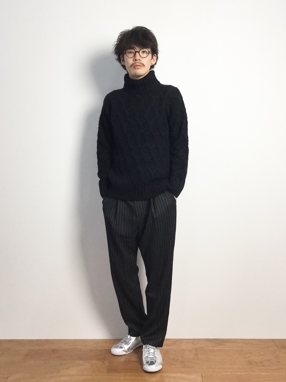 「タートルネック、ストライプパンツ、アランニット、タートルネックニット、シルバーシューズ、シルバースニーカー」｜「Onitsuka Tigerのオニツカタイガー メキシコ 66 Onitsuka Tiger MEXICO 66 (TH5R1L)（スニーカー、シルバー系）」を使った、ナカニシアキラさん（メンズ・172cm）の秋コーディネートの1枚目の写真