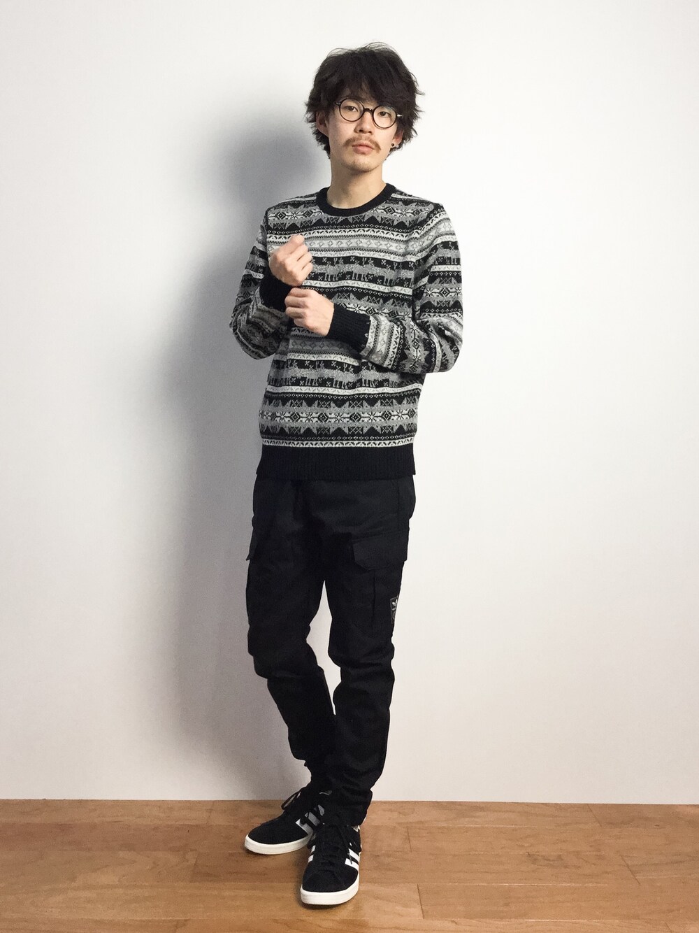 ブラック系のその他パンツ、ブラック系のニット/セーターを着用したメンズの秋コーディネートの1枚目の写真