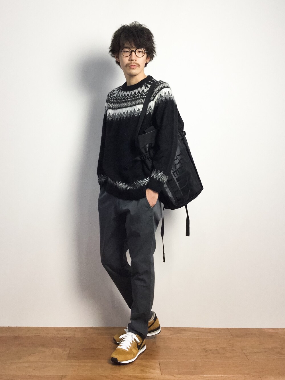 「テーパードパンツ、トートバッグ、チノパン、THE NORTH FACE、ノースフェイス、黒ニット、グレーパンツ」｜「THE NORTH FACEのザ・ノース・フェイス　3ウェイトートバック　/　BCフューズボックストートバック（バックパック/リュック、ブラック系）」を使った、ナカニシアキラさん（メンズ・172cm）の秋コーディネートの1枚目の写真