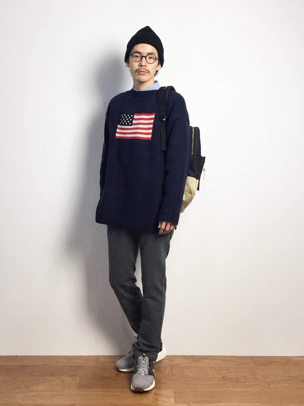 「星条旗、ネイビーニット、ネイビーのニット」｜「BEAMSの◆Herschel×BEAMS / 別注 SETTLEMENT（バックパック）（バックパック/リュック、ブラック系）」を使った、ナカニシアキラさん（メンズ・172cm）の秋コーディネートの1枚目の写真