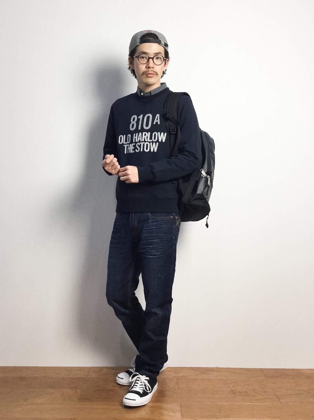 「シャツ×スウェット、キャップ後ろかぶり、キャップ×メガネ」｜「THE NORTH FACEのザ・ノース・フェイス　デイパック　/　ベースキャンプデイパック　/（バックパック/リュック、ブラック系）」を使った、ナカニシアキラさん（メンズ・172cm）の秋コーディネートの1枚目の写真