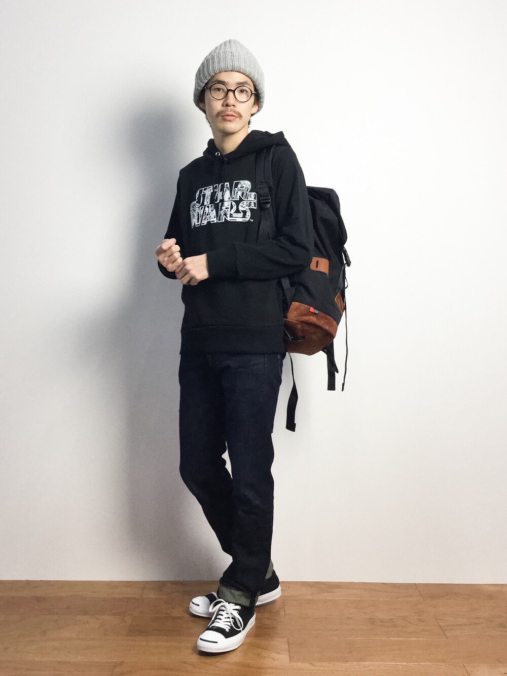 「バックパック、パーカー、グレーニット帽、グレーのニット帽」｜「Levi'sの511-CLASSIC-スリム/ダークカラー/12.5oz デニム/Wellthread（デニムパンツ、ブルー系）」を使った、ナカニシアキラさん（メンズ・172cm）の秋コーディネートの1枚目の写真