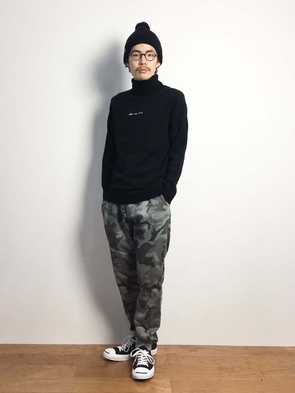 「カモフラパンツ、タートルネック、タートルネックニット」｜「MYE-DO'のタートルネック ニット セーター "white and black"（ニット/セーター、ブラック系）」を使った、ナカニシアキラさん（メンズ・172cm）の秋コーディネートの1枚目の写真