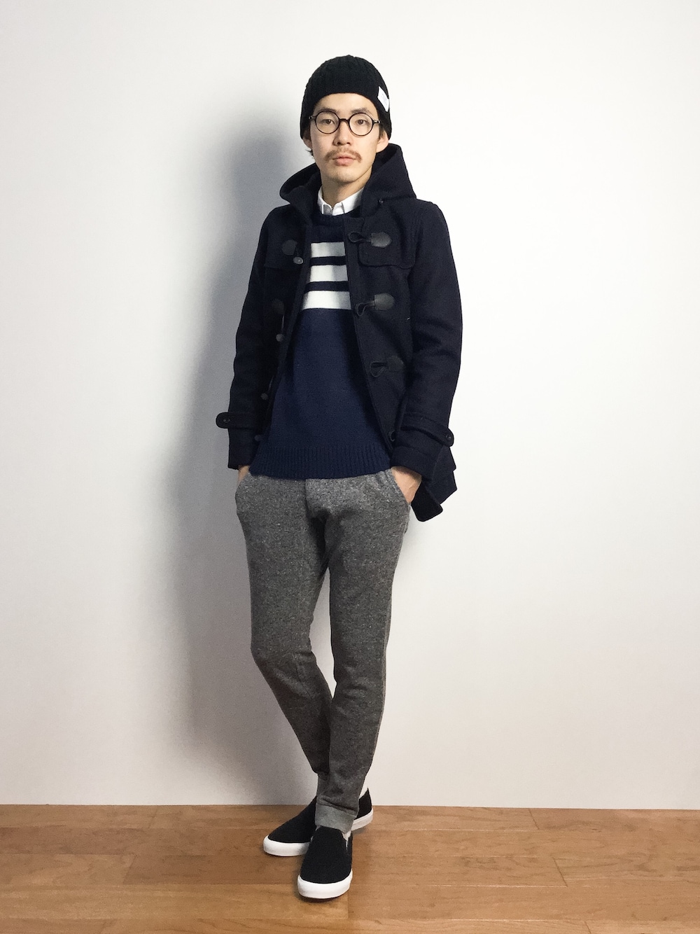 ブルー系のダッフルコート、グレー系のその他パンツ、ブルー系のニット/セーターを着用したメンズの秋コーディネートの1枚目の写真