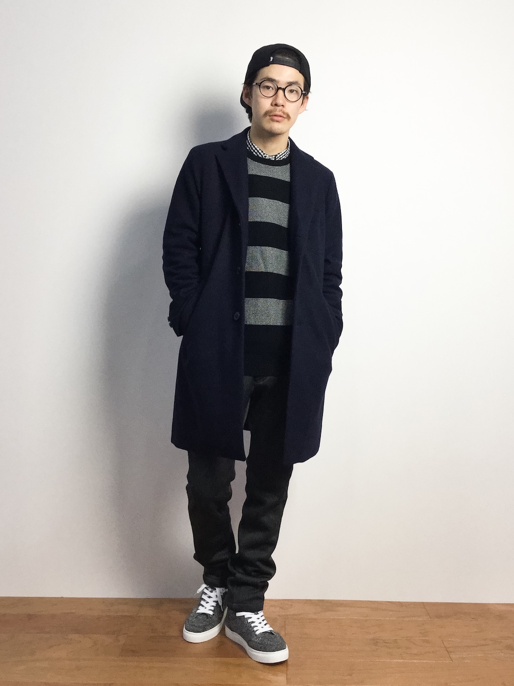 「チェスターコート、ボーダーニット、キャップ後ろかぶり、キャップ×メガネ」｜「STUSSYのSS Link Tonal Wool Cap（キャップ、ブラック系）」を使った、ナカニシアキラさん（メンズ・172cm）の秋コーディネートの1枚目の写真