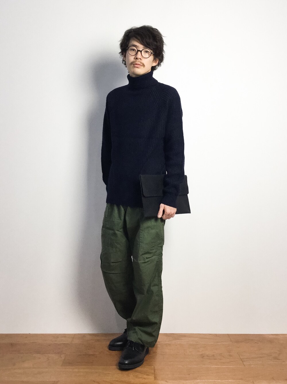 「タートルネック、カーゴパンツ、タートルネックニット、カーキのカーゴパンツ」｜「HOUSTONの【HOUSTON 】BDUカーゴパンツ（カーゴパンツ、グリーン系）」を使った、ナカニシアキラさん（メンズ・172cm）の秋コーディネートの1枚目の写真