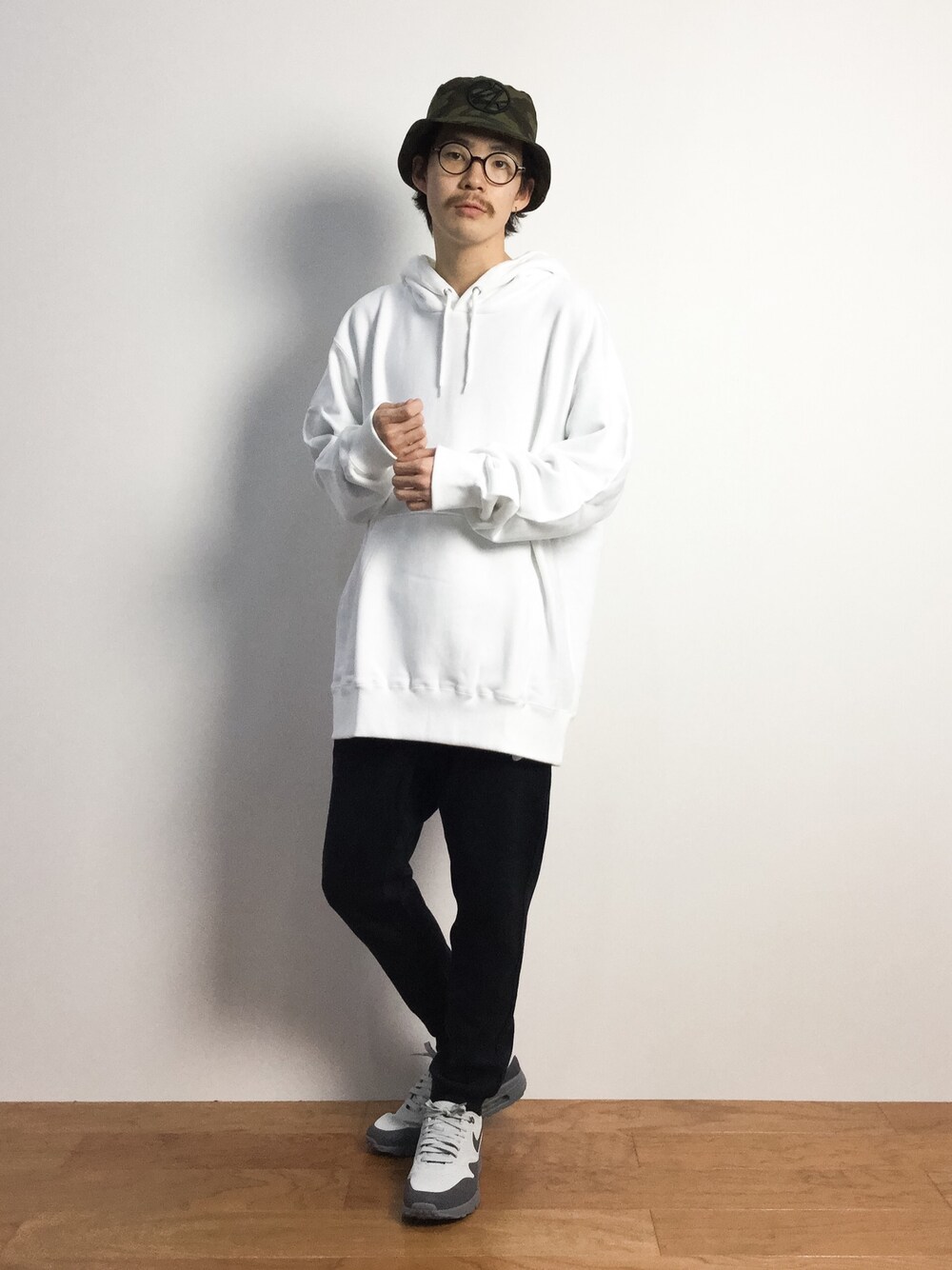 「パーカー、オーバーサイズ、スポーツミックス、バケットハット」｜「24karatsの24k Bucket Hat（ハット、グリーン系）」を使った、ナカニシアキラさん（メンズ・172cm）の秋コーディネートの1枚目の写真