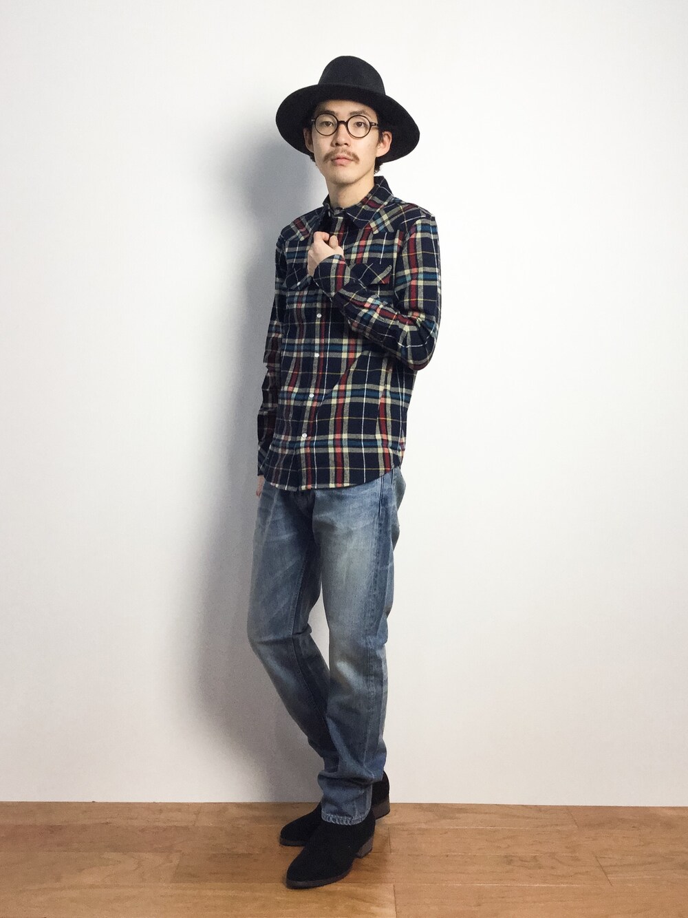 「チェックシャツ、サイドゴアブーツ、ツバ広ハット」｜「DELUXEのVINTAGE ROCKER（デニムパンツ、ブルー系）」を使った、ナカニシアキラさん（メンズ・172cm）の秋コーディネートの1枚目の写真
