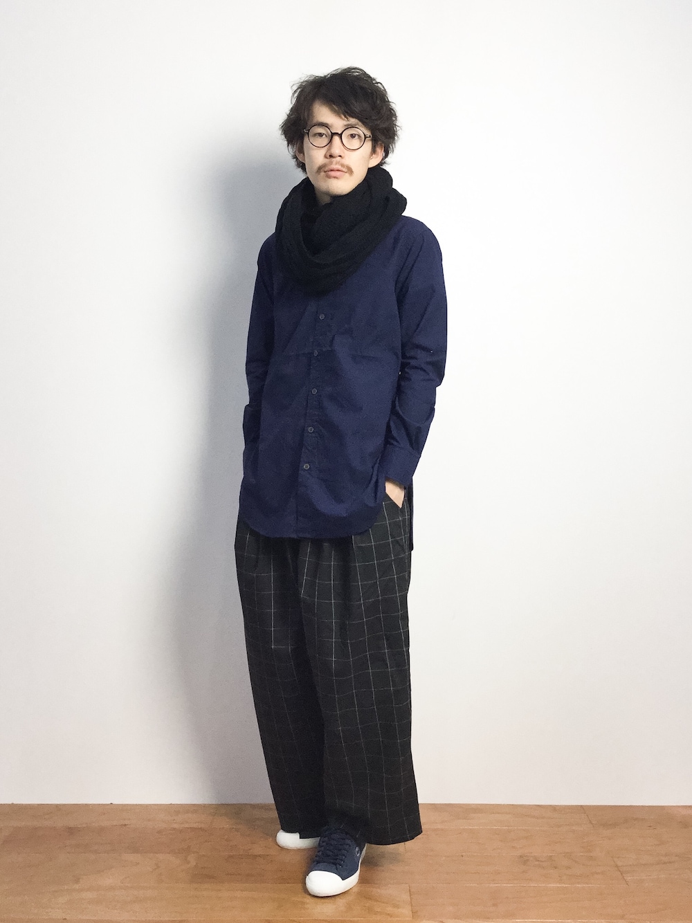 「スヌード、ロングシャツ、ワイドパンツ、ネイビーシャツ」｜「AZUL by moussyのケーブルニットスヌード（マフラー、ブラック系）」を使った、ナカニシアキラさん（メンズ・172cm）の秋コーディネートの1枚目の写真