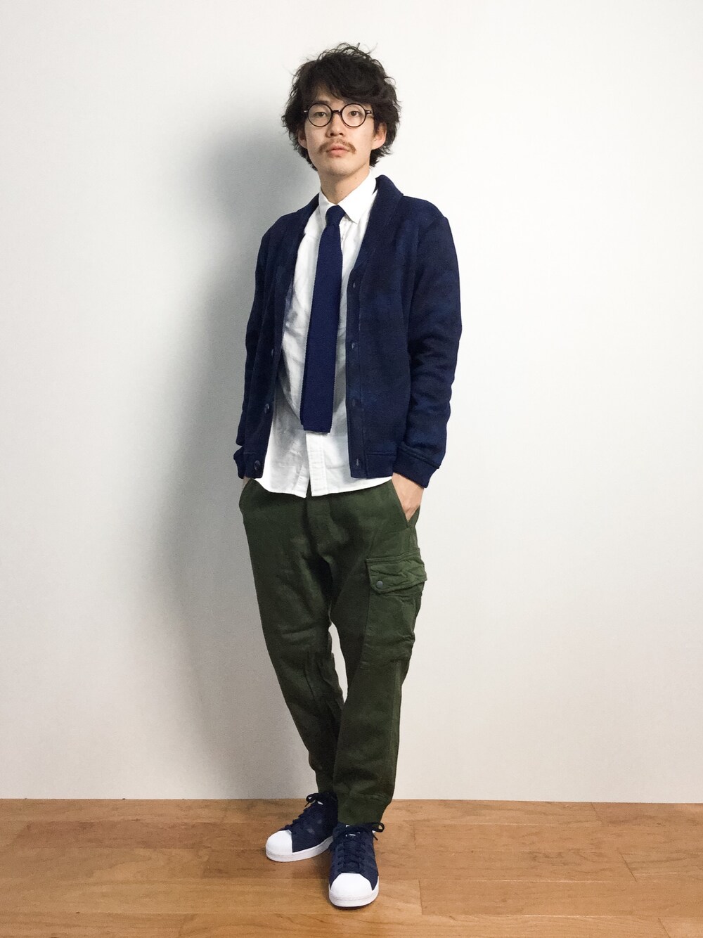 「カーディガン、白シャツ、リブパンツ、ネクタイ、カーキパンツ」｜「YEVSのYEVS/イーブス カモフラフリースジャケット（テーラードジャケット、ブルー系）」を使った、ナカニシアキラさん（メンズ・172cm）の秋コーディネートの1枚目の写真