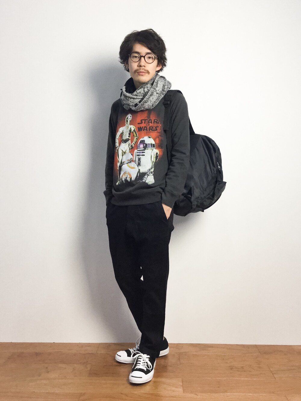 「スヌード、STAR WARS、プリントスウェット、スターウォーズ」｜「BEAMSの【ZOZOTOWN限定】JUNK FOOD×BEAMS / クルーネック スウェットシャツ （Star Wars Edition）（スウェット、ブラック系）」を使った、ナカニシアキラさん（メンズ・172cm）の秋コーディネートの1枚目の写真