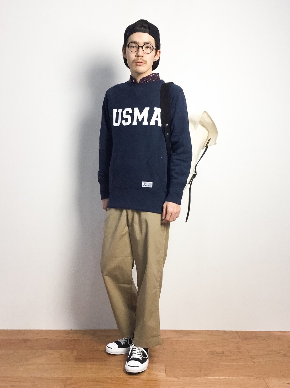「シャツ×スウェット」｜「coenの【OWL】canoe sack M（バックパック）（バックパック/リュック、ホワイト系）」を使った、ナカニシアキラさん（メンズ・172cm）の秋コーディネートの1枚目の写真