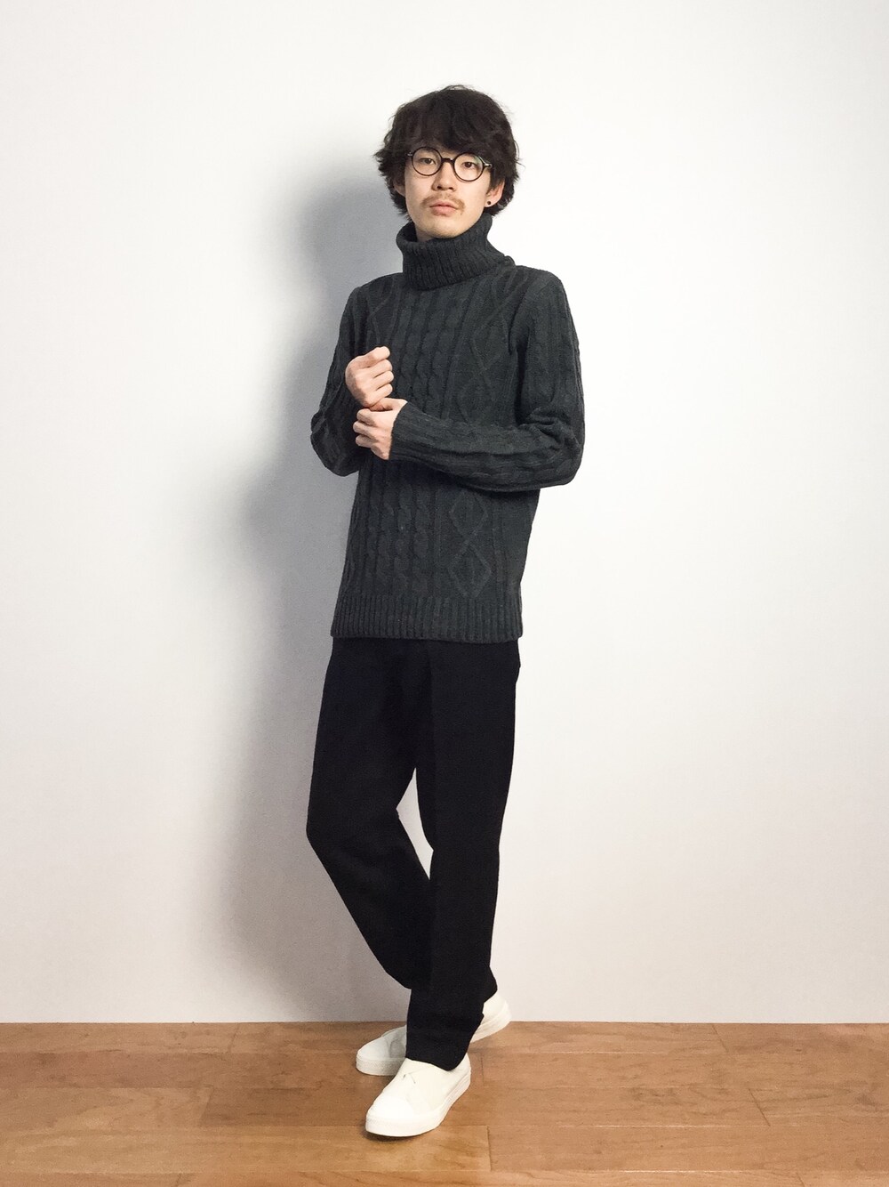 「ケーブルニット、タートルネック、タートルネックニット」｜「VIBGYORの総ケーブルＴ/Ｎセーター（ニット/セーター、グレー系）」を使った、ナカニシアキラさん（メンズ・172cm）の秋コーディネートの1枚目の写真