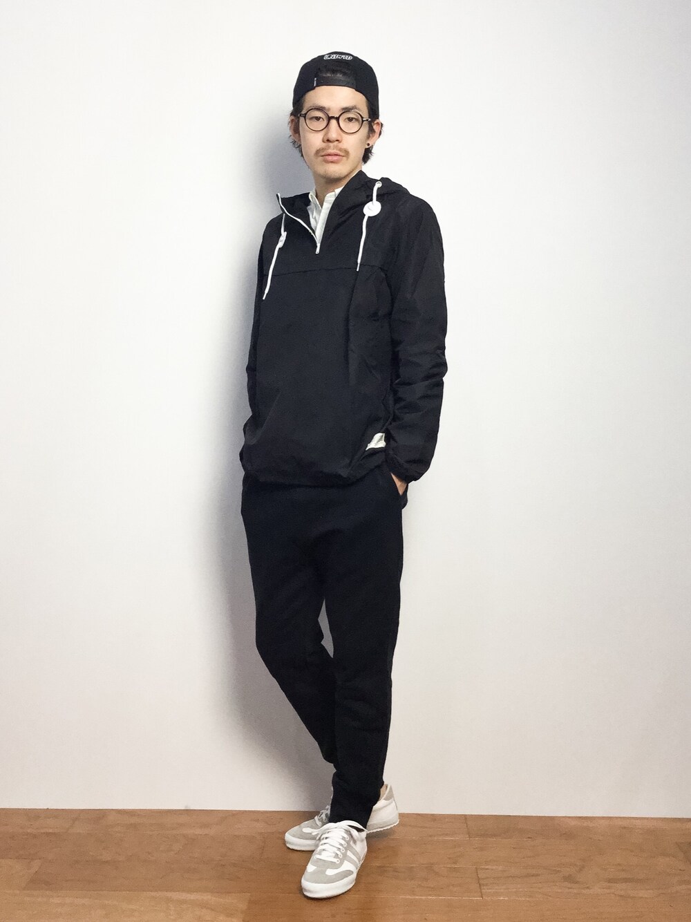 「アノラックパーカー」｜「THE NORTH FACEのUNDEFEATED 5 STRIKE HO15 CAP(154-531161)【アンディフィーテッド ファイブ ストライク ホリデー15 キャップ】（キャップ、ブラック系）」を使った、ナカニシアキラさん（メンズ・172cm）の秋コーディネートの1枚目の写真