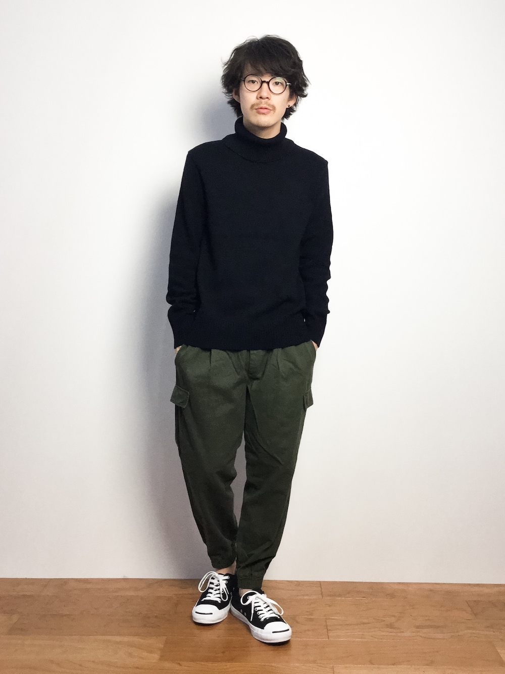 グリーン系のカーゴパンツ、ブラック系のニット/セーターを着用したメンズの秋コーディネートの1枚目の写真