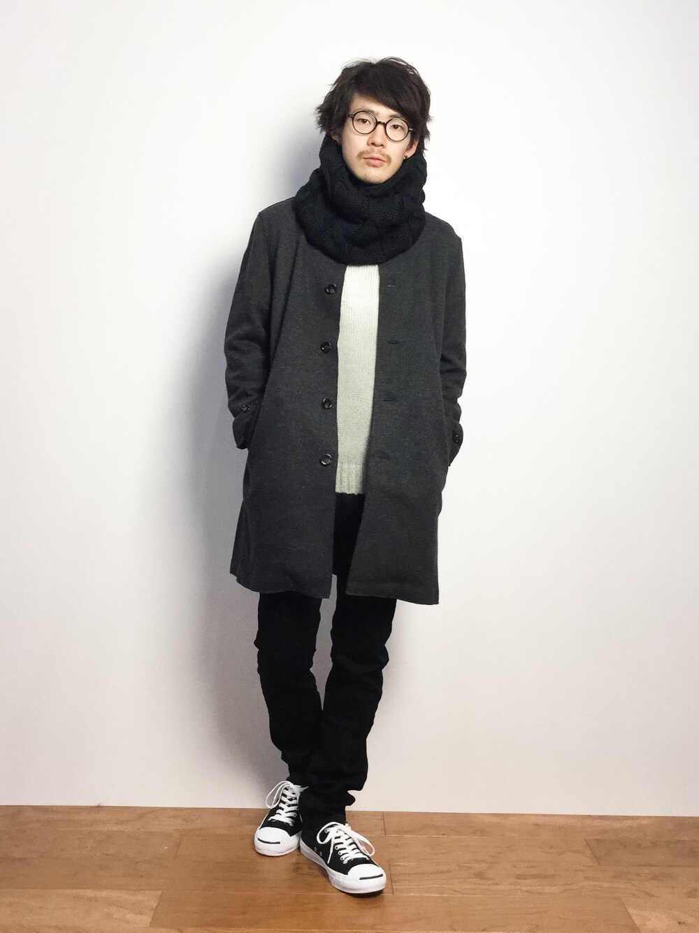 「アウター、スヌード、ステンカラーコート、ロングコート」｜「WHO'S WHO galleryの棒針ケーブルスヌード（ストール/ショール、ブラック系）」を使った、ナカニシアキラさん（メンズ・172cm）の秋コーディネートの1枚目の写真