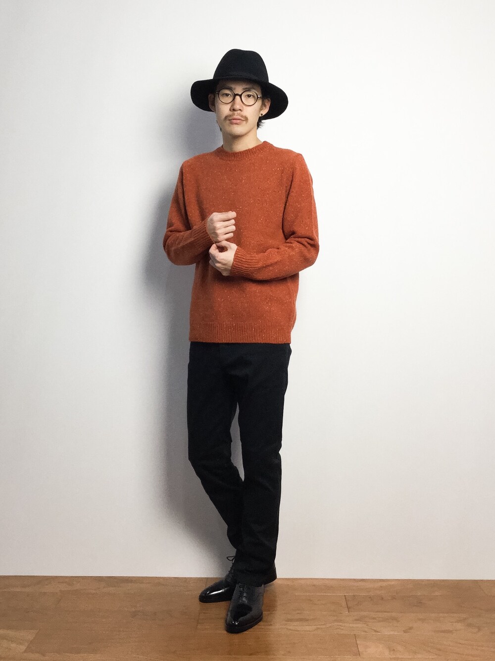 「革靴、ツバ広ハット、オレンジニット」｜「EDIFICEのEDIFICE/フェルトハット（ハット、ブラック系）」を使った、ナカニシアキラさん（メンズ・172cm）の秋コーディネートの1枚目の写真