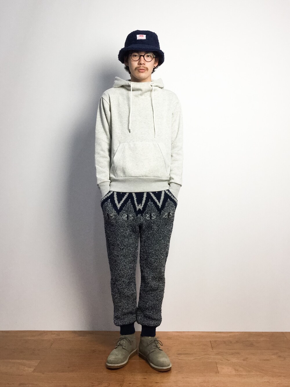 「チャッカブーツ」｜「UP STARTのボアバケットハット ROUND HOUSE （ハット、ブルー系）」を使った、ナカニシアキラさん（メンズ・172cm）の秋コーディネートの1枚目の写真
