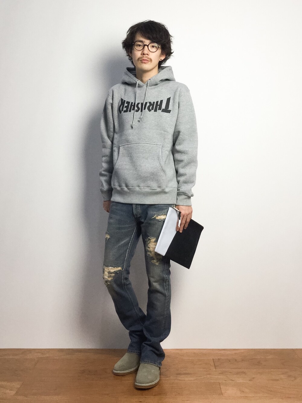 「プルオーバーパーカー、サイドゴアブーツ」｜「Herschel SupplyのHerschel Supply Co Network Large - Leather（クラッチバッグ、ブラック系）」を使った、ナカニシアキラさん（メンズ・172cm）の秋コーディネートの1枚目の写真