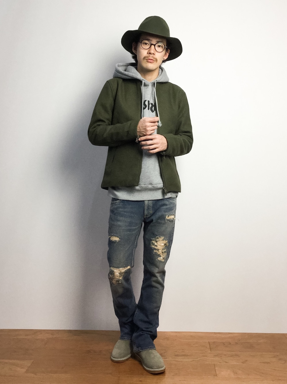 「ライダースジャケット、サイドゴアブーツ、ツバ広ハット」｜「BAYFLOWのBAYFLOW／ツバヒロフェルトハット　2（ハット、グリーン系）」を使った、ナカニシアキラさん（メンズ・172cm）の秋コーディネートの1枚目の写真