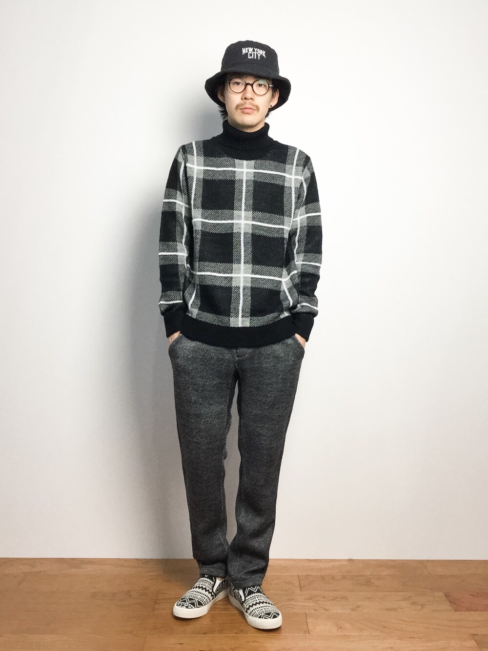 「タートルネック、タートルネックニット、バケットハット」｜「NEW ERAのONSPOTZ ORIGINAL NEWERA BUCKET-01 HAT NEW YORK CITY KERSEY CHARCOAL（ハット、グレー系）」を使った、ナカニシアキラさん（メンズ・172cm）の冬コーディネートの1枚目の写真