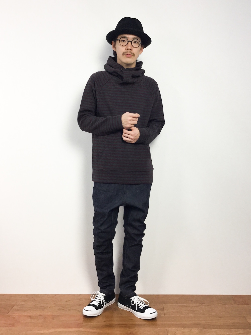 「AZUL by moussyのパイピングブリムフェルトHAT（ハット、ブラック系）」を使った、ナカニシアキラさん（メンズ・172cm）の冬コーディネートの1枚目の写真