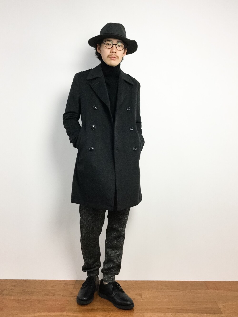 「トレンチコート、ロングコート」｜「Purple&Yellowのツイードをプリントで表現したイージーパンツ（その他パンツ、グレー系）」を使った、ナカニシアキラさん（メンズ・172cm）の冬コーディネートの1枚目の写真