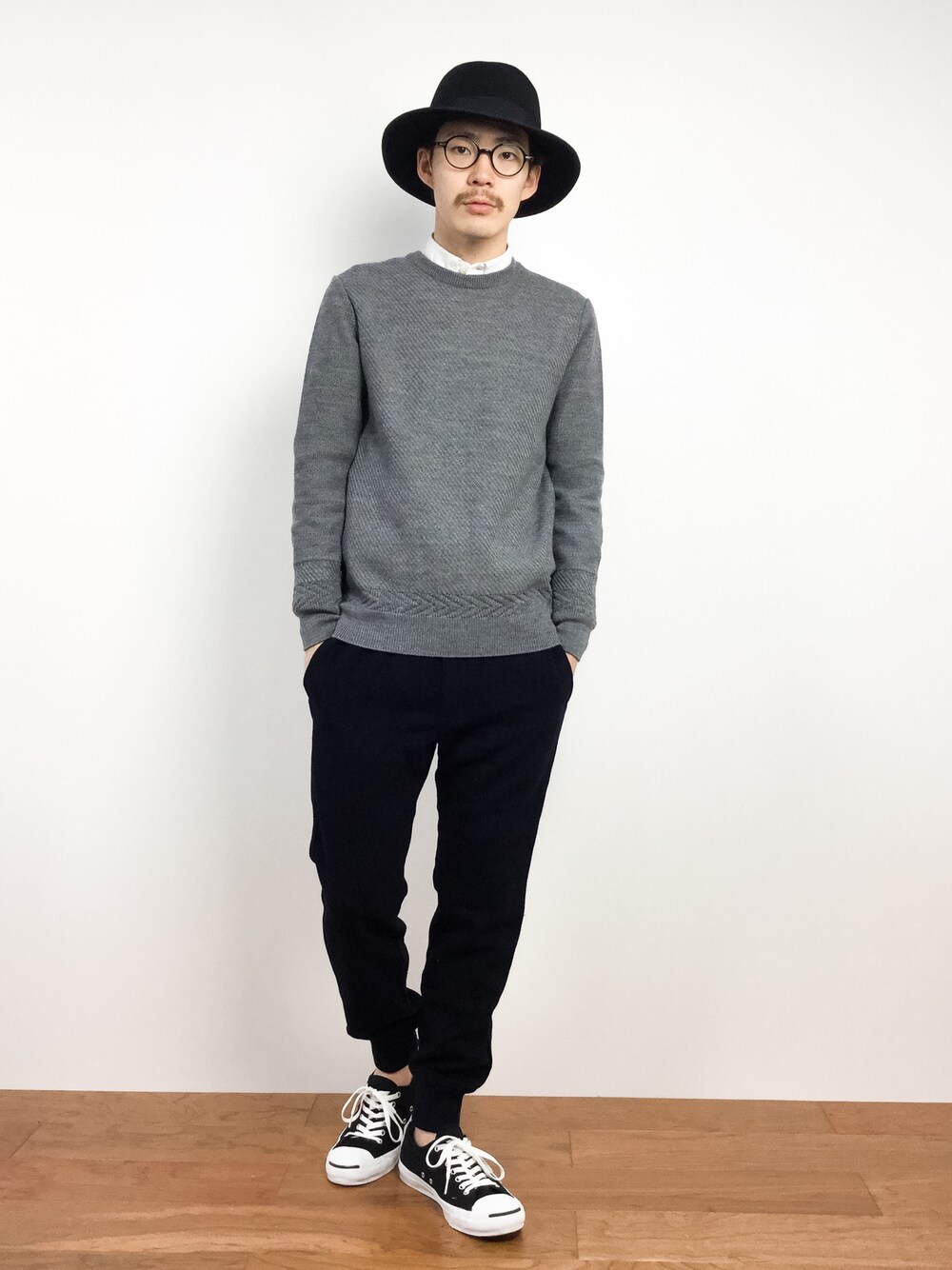 「シャツ×ニット、グレーニット、ツバ広ハット、黒ハット、グレーのニット」｜「DETAILSのDETAILS/WIDE BRIM FELT HAT（ハット、ブラック系）」を使った、ナカニシアキラさん（メンズ・172cm）の冬コーディネートの1枚目の写真