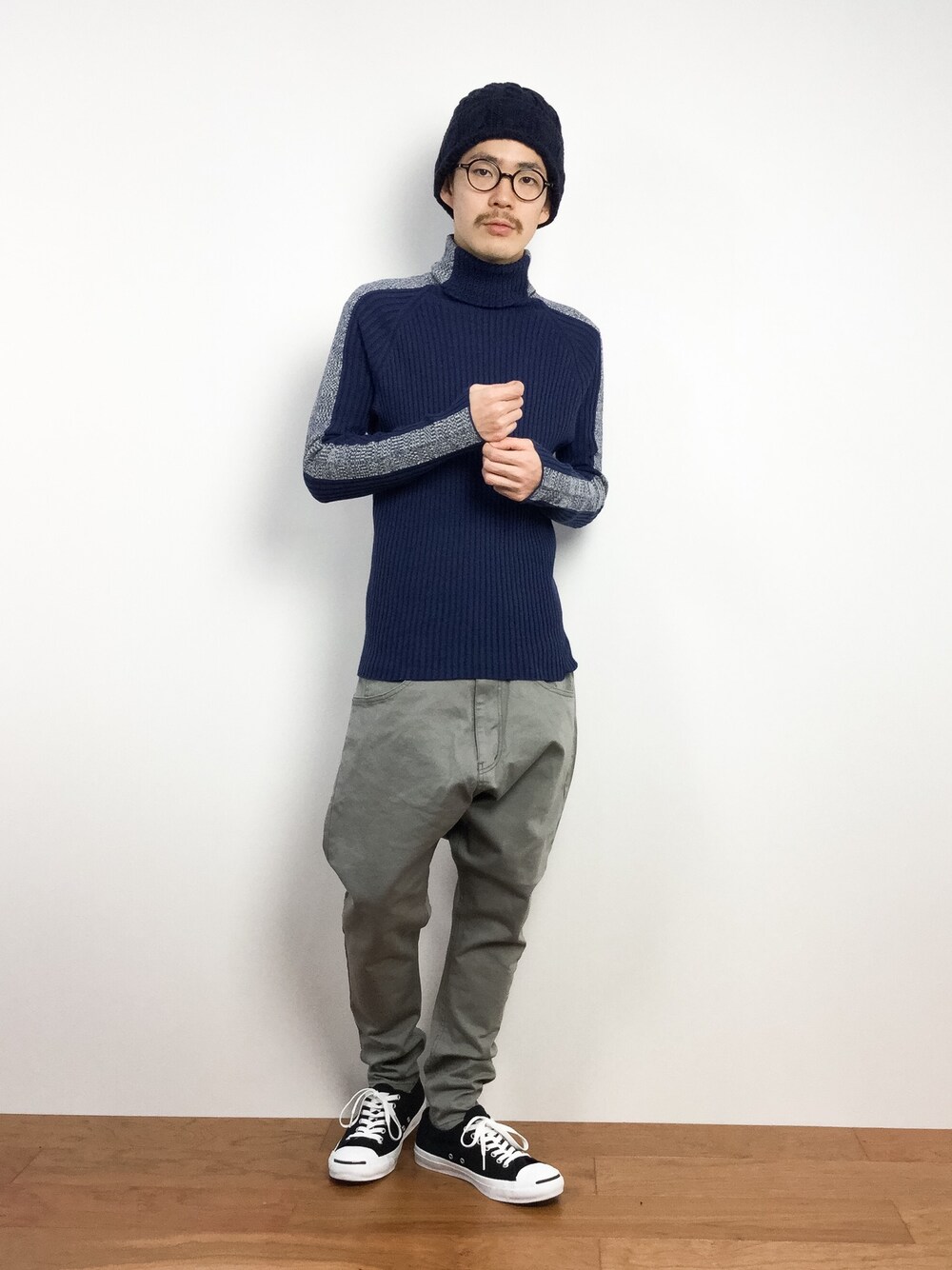 「サルエルパンツ、タートルネック、タートルネックニット」｜「mercibeaucoup,のリブボール（ニット/セーター、ブルー系）」を使った、ナカニシアキラさん（メンズ・172cm）の冬コーディネートの1枚目の写真