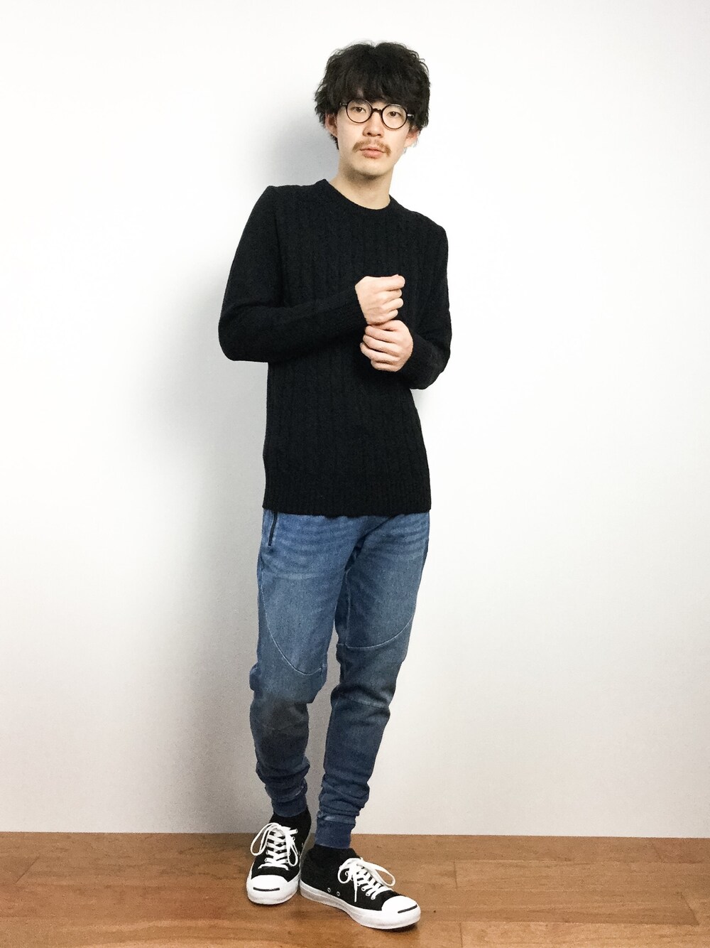 ブルー系のデニムパンツ、ブラック系のニット/セーターを着用したメンズの冬コーディネートの1枚目の写真