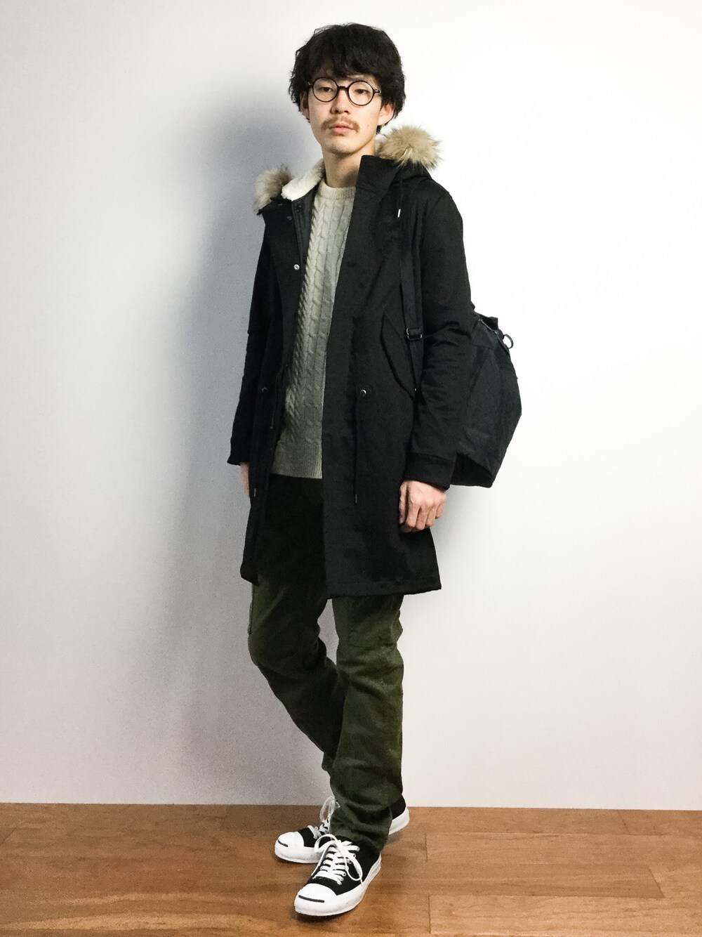 「モッズコート、カーゴパンツ、白ニット、ホワイトニット」｜「Herschel SupplyのHerschel / Hanson（バックパック/リュック、その他）」を使った、ナカニシアキラさん（メンズ・172cm）の冬コーディネートの1枚目の写真