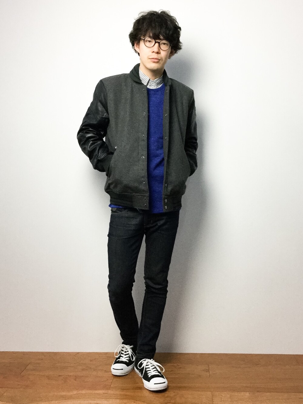 「スタジャン」｜「GIORDANOの[GIORDANO]ベーシックカラーニットソー（ニット/セーター、ブルー系）」を使った、ナカニシアキラさん（メンズ・172cm）の冬コーディネートの1枚目の写真