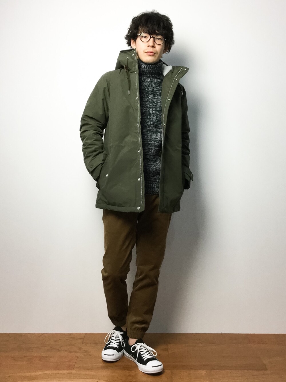 「モッズコート、コーデュロイパンツ」｜「URBAN RESEARCHのRED SEAM PADDED MODS COAT（モッズコート、グリーン系）」を使った、ナカニシアキラさん（メンズ・172cm）の冬コーディネートの1枚目の写真