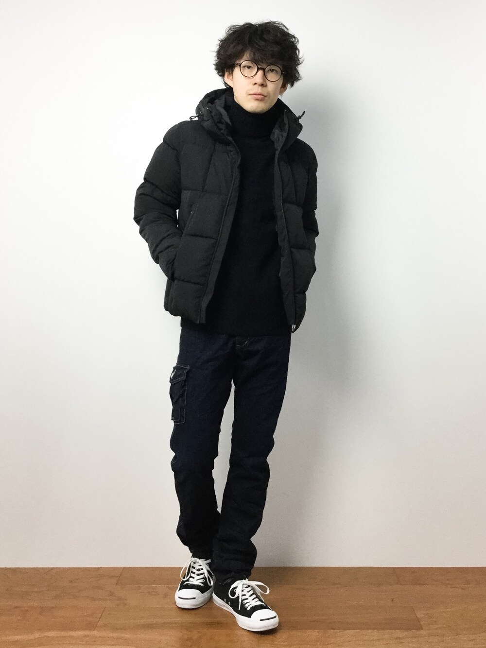 「ダウンジャケット」｜「Johnbull Private laboのデニムカーゴパンツ（デニムパンツ、ブルー系）」を使った、ナカニシアキラさん（メンズ・172cm）の冬コーディネートの1枚目の写真