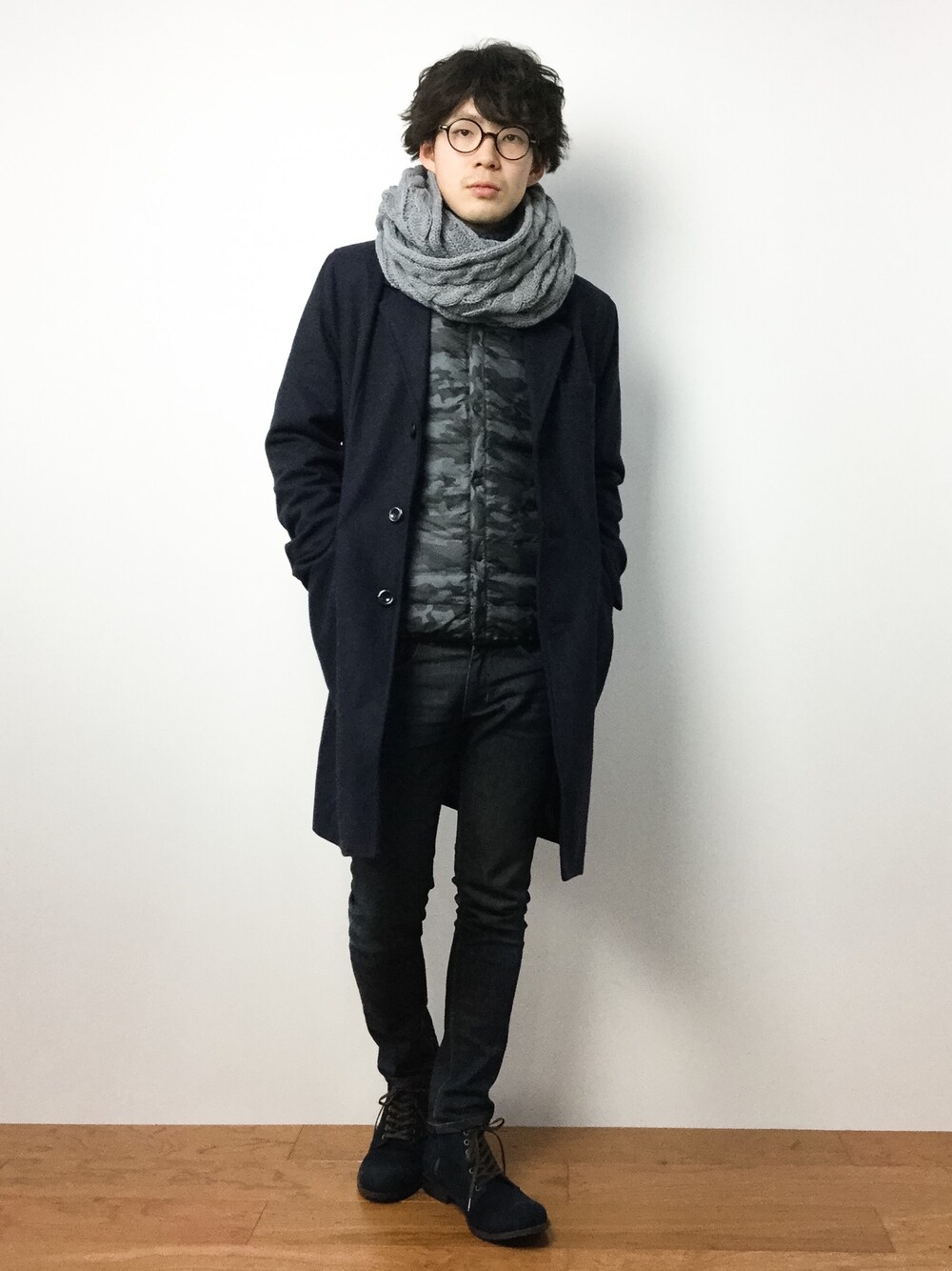 「チェスターコート、ロングコート、インナーダウン」｜「knock through abstractionの【KTAB/Knock Through Abstraction】knit cable snood2/ニットケーブルスヌード2（ストール/ショール、グレー系）」を使った、ナカニシアキラさん（メンズ・172cm）の冬コーディネートの1枚目の写真