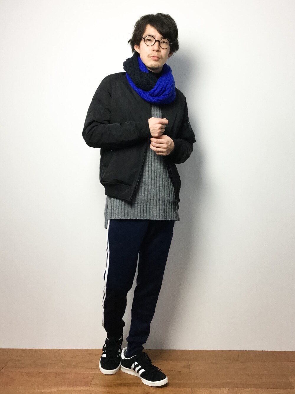 「BEAMSの◎BEAMS / ケーブル×リブ スヌード（ストール/ショール、ブルー系）」を使った、ナカニシアキラさん（メンズ・172cm）の冬コーディネートの1枚目の写真