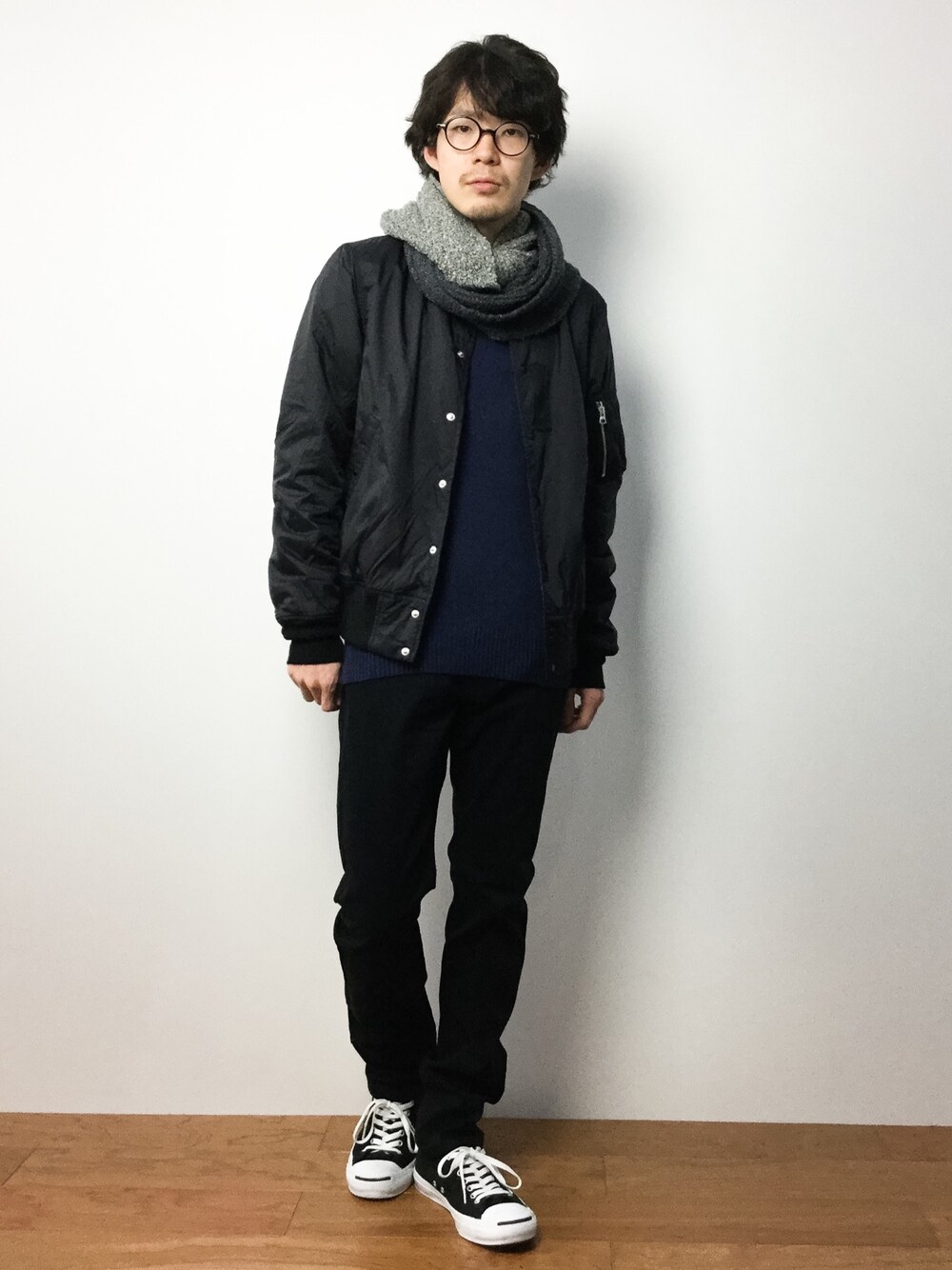 「MA-1」｜「MORGAN HOMMEのバイカラースヌード（ストール/ショール、グレー系）」を使った、ナカニシアキラさん（メンズ・172cm）の冬コーディネートの1枚目の写真