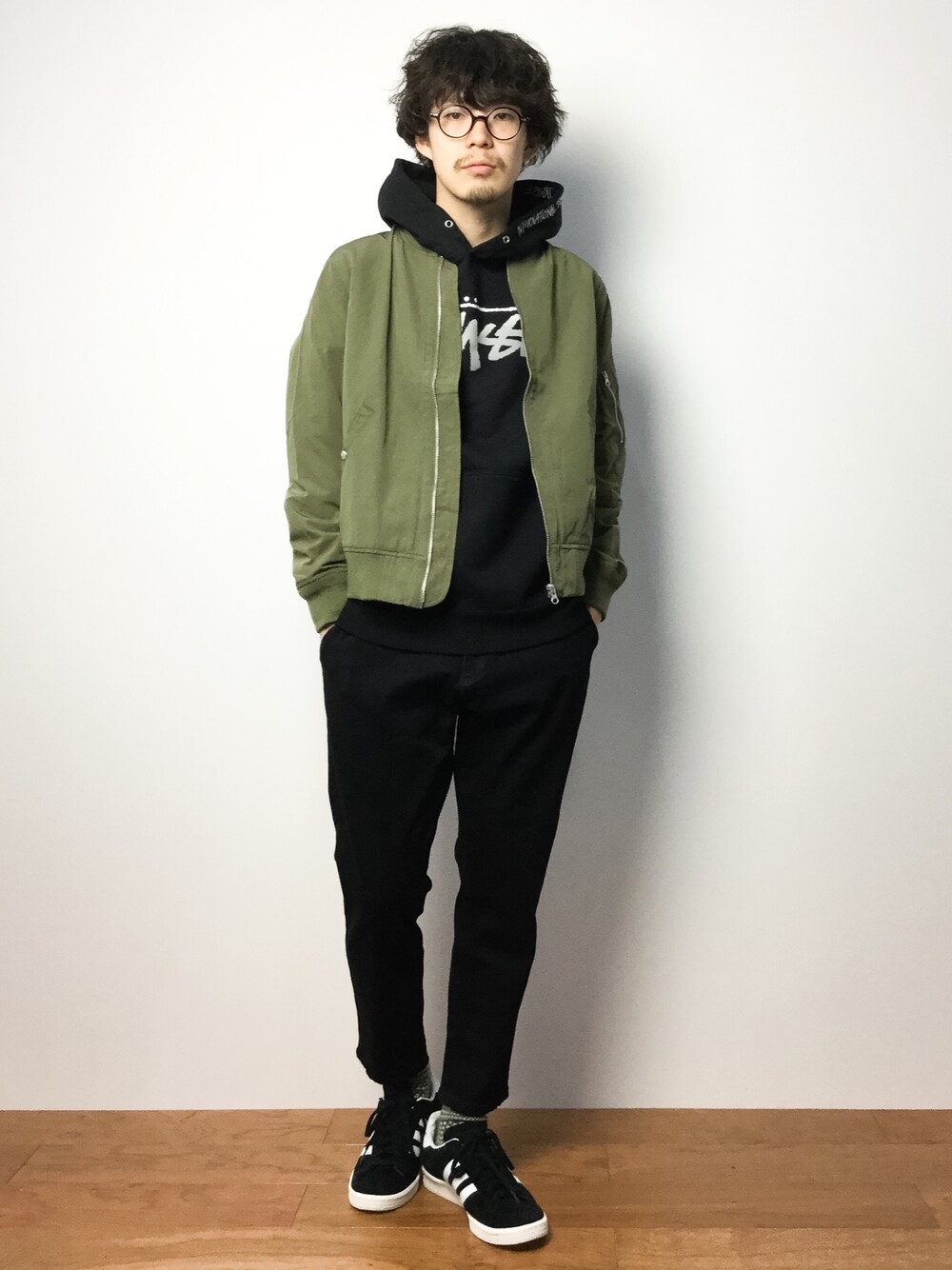 「MA-1、パーカー、プルオーバーパーカー、カーキ、カーキアウター」｜「STUSSYのFade Stock Rim Hoodie（パーカー、ブラック系）」を使った、ナカニシアキラさん（メンズ・172cm）の冬コーディネートの1枚目の写真