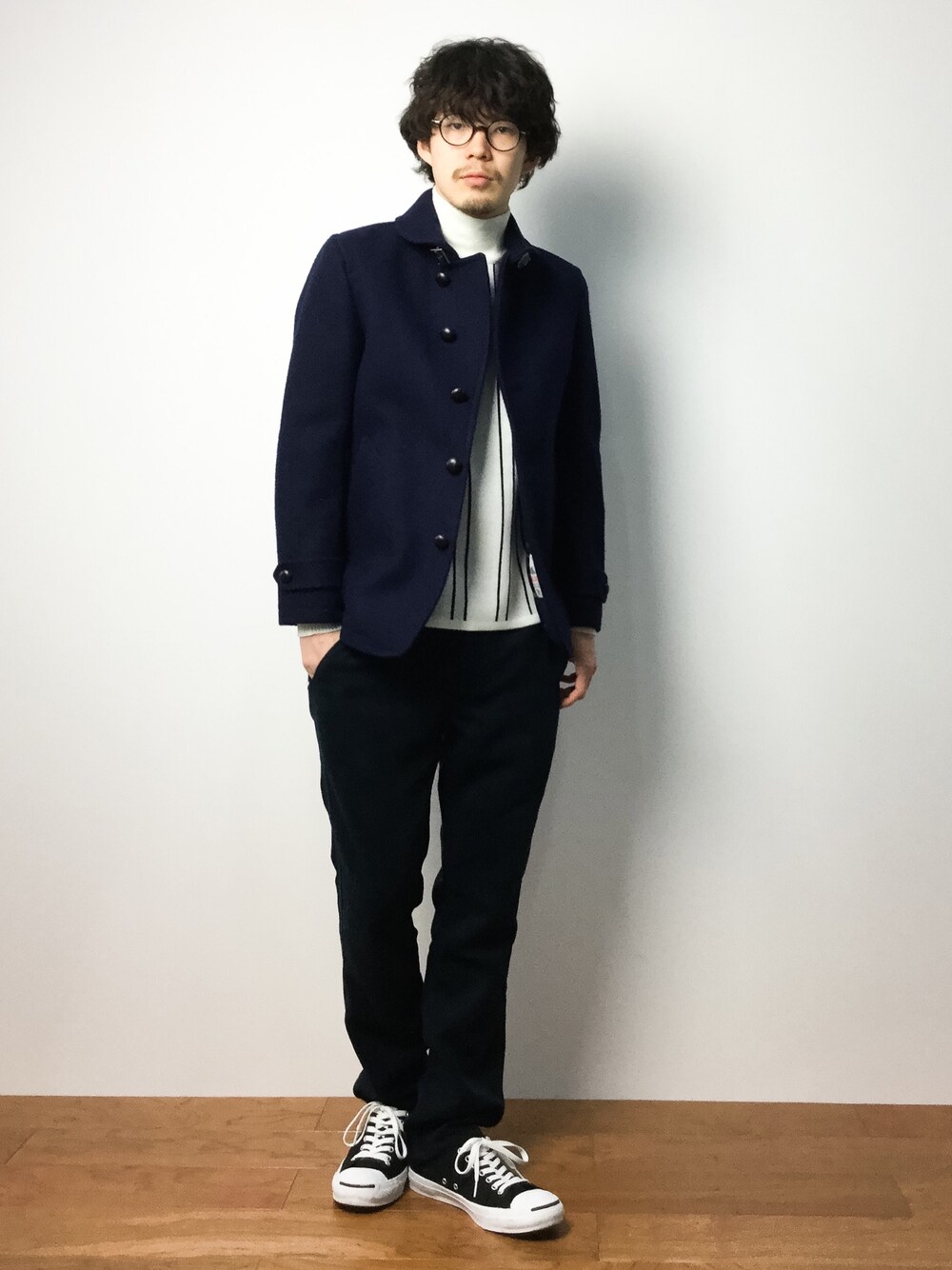「HAREのストライプタートルニット(HARE)（ニット/セーター、ホワイト系）」を使った、ナカニシアキラさん（メンズ・172cm）の冬コーディネートの1枚目の写真