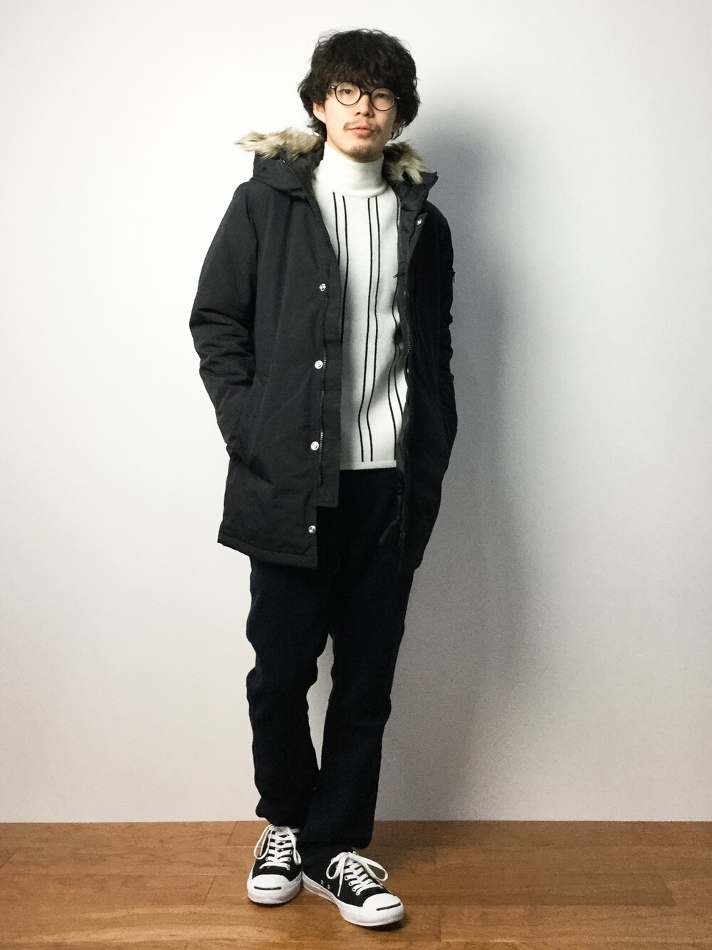 「HAREのストライプタートルニット(HARE)（ニット/セーター、ホワイト系）」を使った、ナカニシアキラさん（メンズ・172cm）の冬コーディネートの1枚目の写真